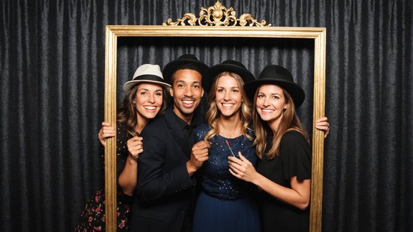 "immortalisez vos moments: location photobooth bordeaux abordable"